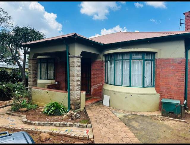 6 BEDROOM HOUSE FOR SALE IN BEZUIDENHOUT VALLEY